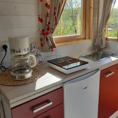 La Roulotte Perchee Avec Piscine En Dordogne Gospodarstwo wiejskie *