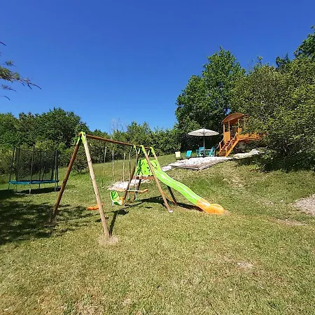 La Roulotte Perchee Avec Piscine En Dordogne Vallereuil