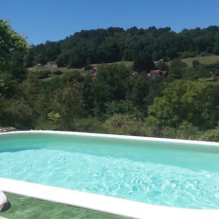 La Roulotte Perchee Avec Piscine En Dordogne Gospodarstwo wiejskie Vallereuil