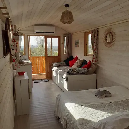 La Roulotte Perchee Avec Piscine En Dordogne